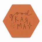Cadeau de crémaillère : tomette hexagonale personnalisée en terre cuite de Salernes gravée au laser, ambiance pastel.