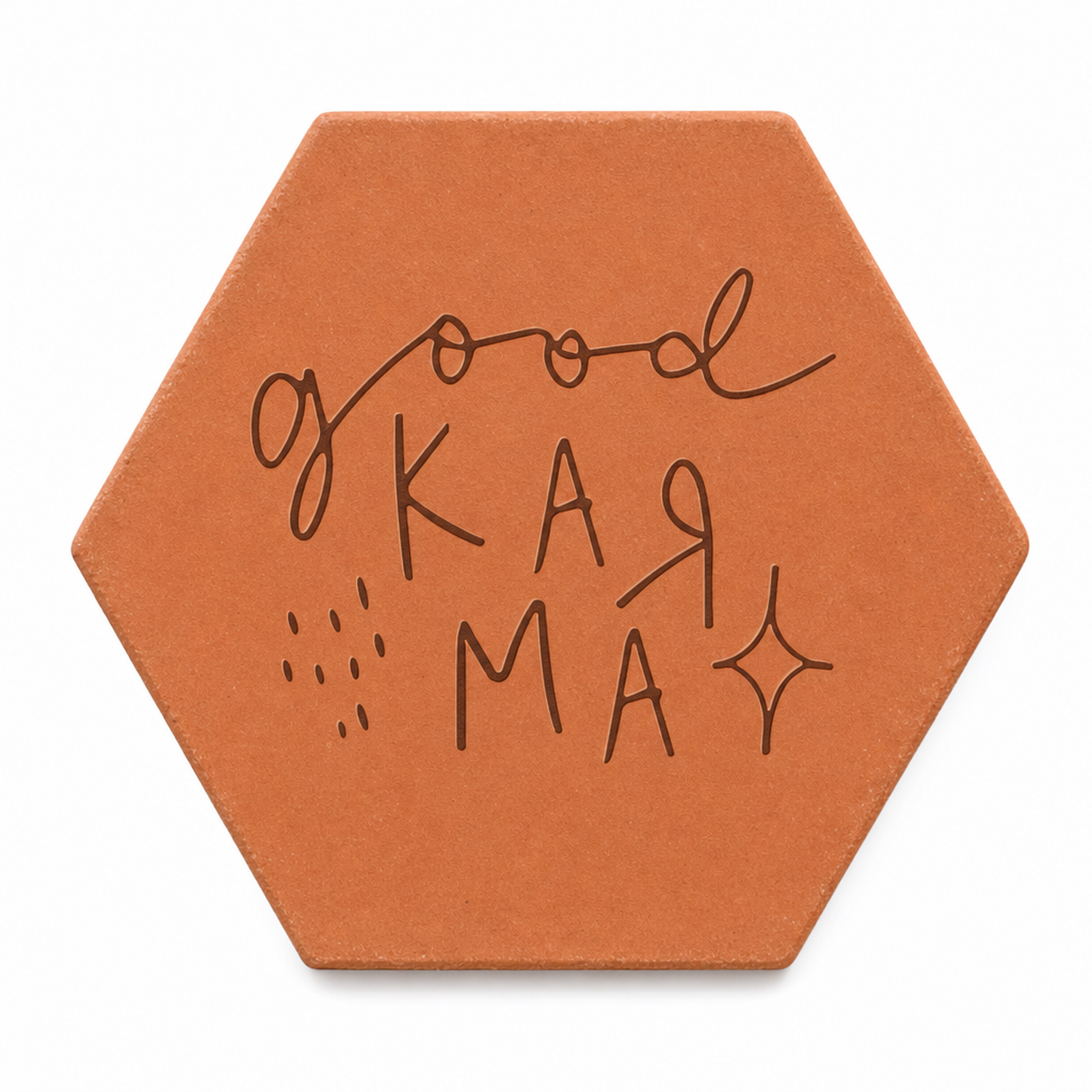 Cadeau de crémaillère : tomette hexagonale personnalisée en terre cuite de Salernes gravée au laser, ambiance pastel.