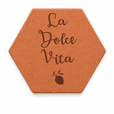 Cadeau crémaillère original : tomette hexagonale personnalisée en terre cuite de Salernes gravée au laser