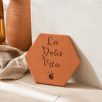 Cadeau crémaillère original : tomette hexagonale personnalisée en terre cuite de Salernes gravée au laser