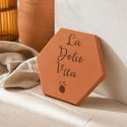 Cadeau crémaillère original : tomette hexagonale personnalisée en terre cuite de Salernes gravée au laser