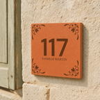 Plaque de maison personnalisée 13x13 cm en terre cuite, gravure laser d'un nom de famille et d'un numéro — cadeau nouvelle maison