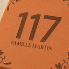 Détail de la gravure laser sur terre cuite véritable — plaque de rue personnalisée pour cadeau d'emménagement
