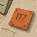 Plaque de rue personnalisée en terre cuite accrochée à l'entrée d'une maison — décoration murale et cadeau propriétaire