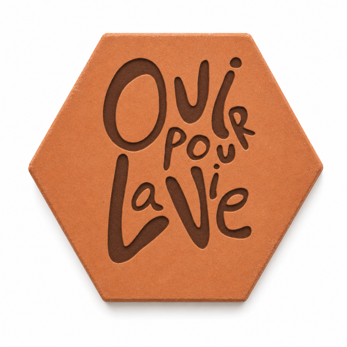 Tomette gravée « Oui pour la vie » en grandes lettres, sur fond blanc.