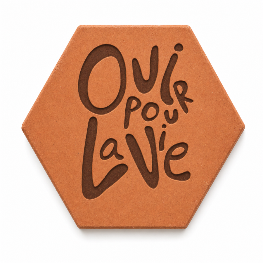 Tomette gravée « Oui pour la vie » en grandes lettres, sur fond blanc.