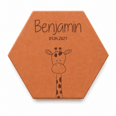 Cadeau de naissance avec tomette hexagonale personnalisée, terre cuite de Salernes gravée au laser, motif girafe prénom.