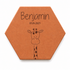 Cadeau de naissance avec tomette hexagonale personnalisée, terre cuite de Salernes gravée au laser, motif girafe prénom.