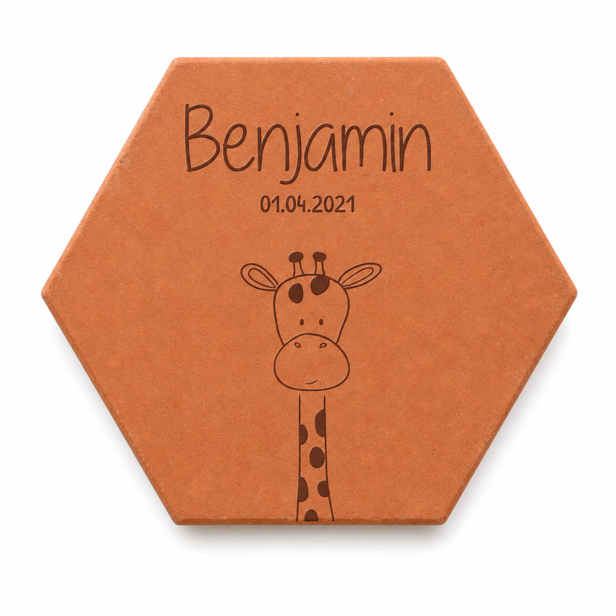 Cadeau de naissance avec tomette hexagonale personnalisée, terre cuite de Salernes gravée au laser, motif girafe prénom.