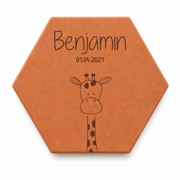 Cadeau de naissance avec tomette hexagonale personnalisée, terre cuite de Salernes gravée au laser, motif girafe prénom.