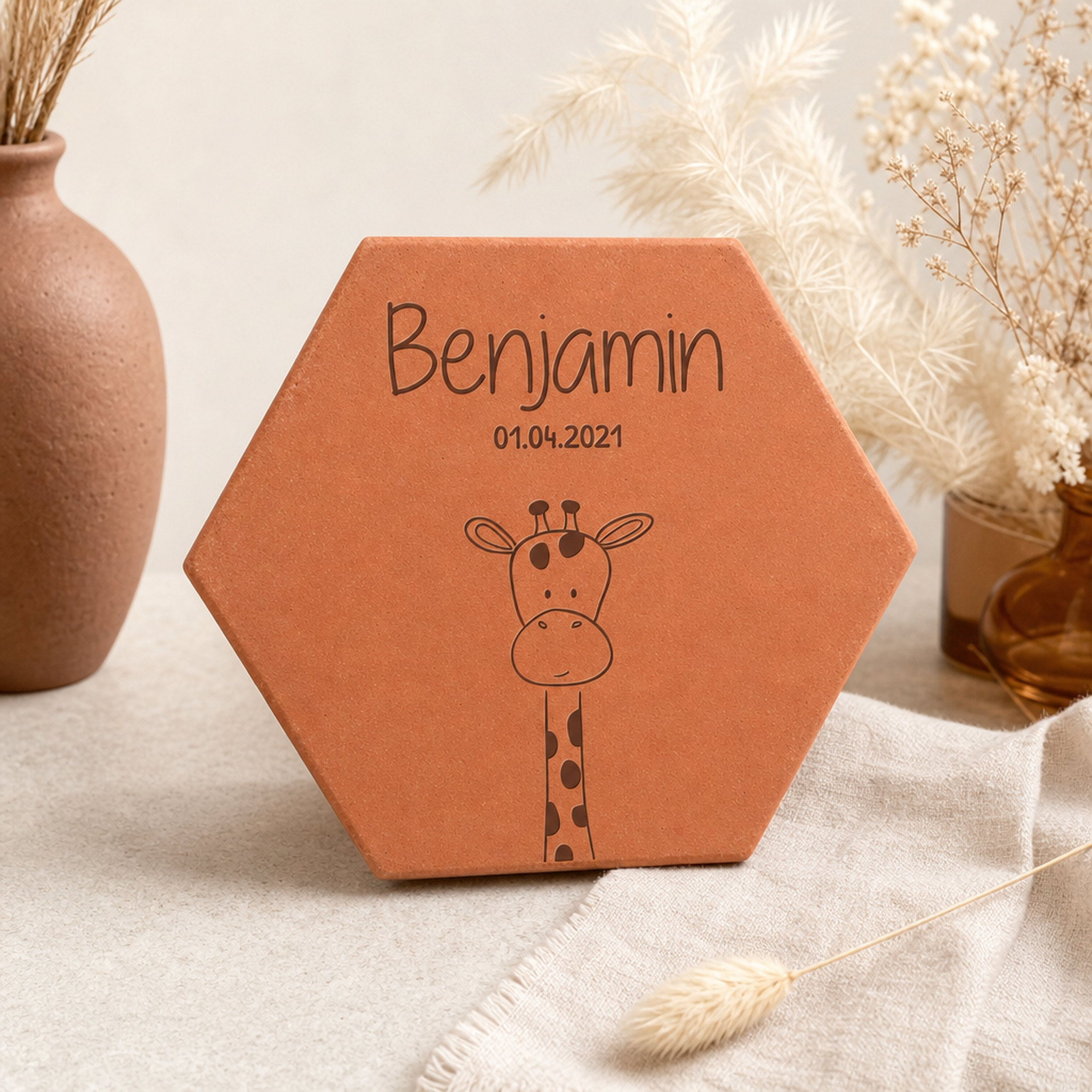 Cadeau de naissance avec tomette hexagonale personnalisée, terre cuite de Salernes gravée au laser, motif girafe prénom.