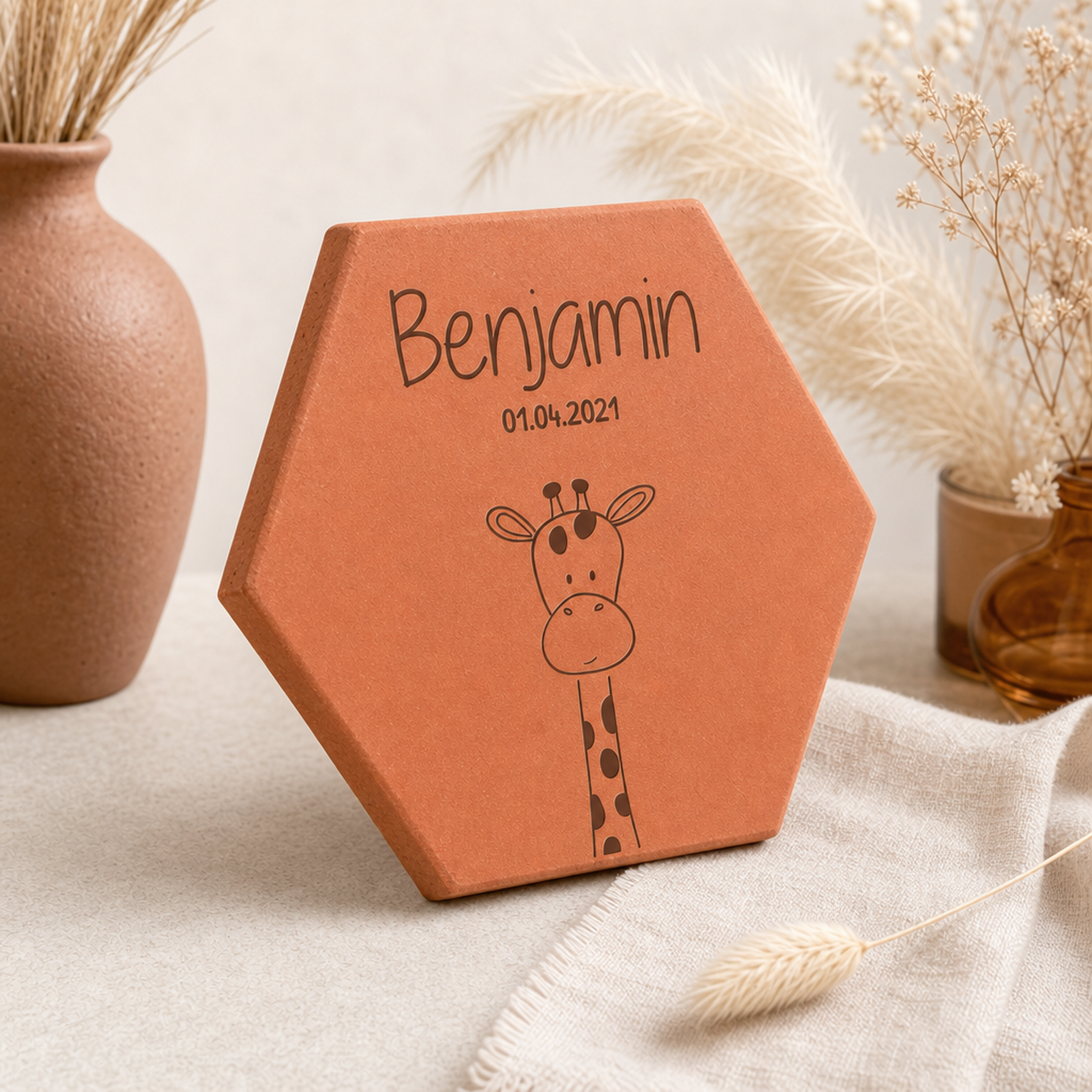 Cadeau de naissance avec tomette hexagonale personnalisée, terre cuite de Salernes gravée au laser, motif girafe prénom.