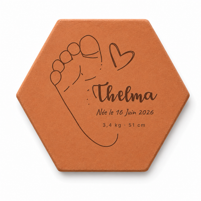 Cadeau de naissance en chambre de bébé, tomette hexagonale personnalisée en terre cuite de Salernes gravée au laser.
