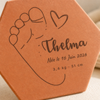 Cadeau de naissance en chambre de bébé, tomette hexagonale personnalisée en terre cuite de Salernes gravée au laser.
