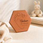 Cadeau de naissance en chambre de bébé, tomette hexagonale personnalisée en terre cuite de Salernes gravée au laser.