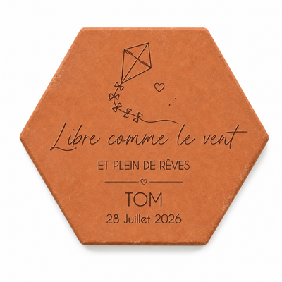 Naissance : tomette hexagonale personnalisée en terre cuite de Salernes gravée au laser, dans l’herbe