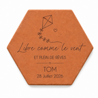 Tomette de naissance personnalisée Tom, cerf-volant et « Libre comme le vent » gravés, sur fond blanc.