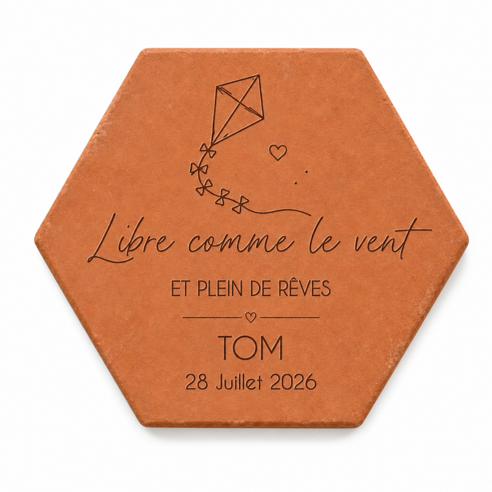 Naissance : tomette hexagonale personnalisée en terre cuite de Salernes gravée au laser, dans l’herbe