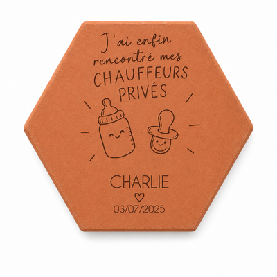 Cadeau de naissance : tomette hexagonale personnalisée en terre cuite de Salernes gravée au laser dans une chambre d’enfant.