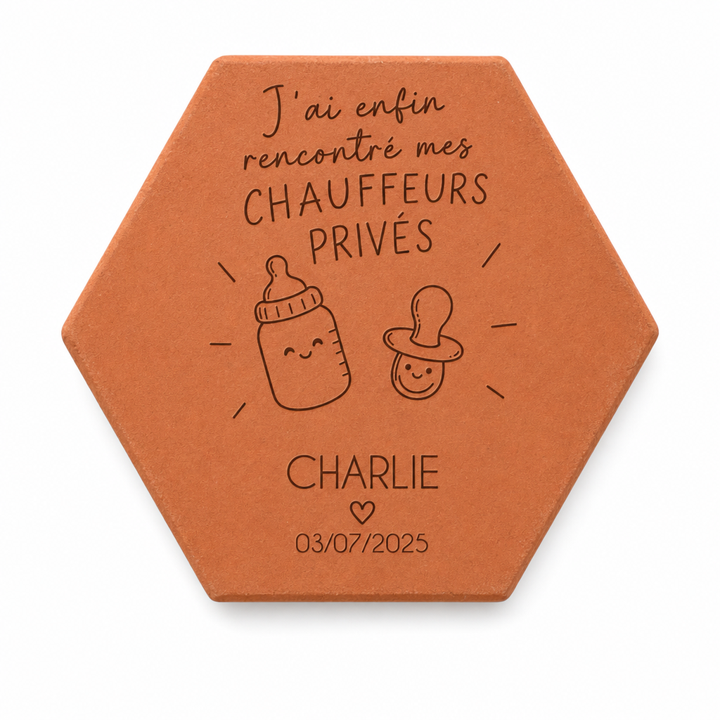 Cadeau de naissance : tomette hexagonale personnalisée en terre cuite de Salernes gravée au laser dans une chambre d’enfant.