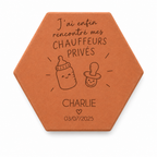 Cadeau de naissance : tomette hexagonale personnalisée en terre cuite de Salernes gravée au laser dans une chambre d’enfant.