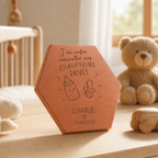 Cadeau de naissance : tomette hexagonale personnalisée en terre cuite de Salernes gravée au laser dans une chambre d’enfant.