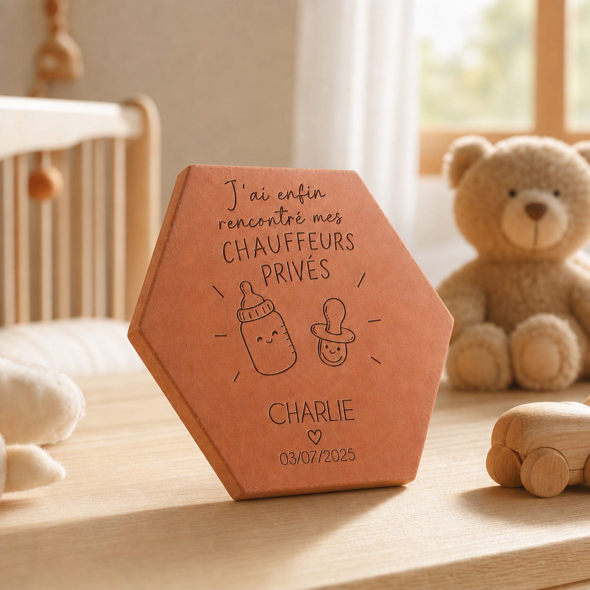 Cadeau de naissance : tomette hexagonale personnalisée en terre cuite de Salernes gravée au laser dans une chambre d’enfant.