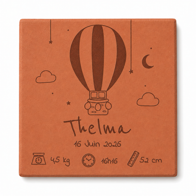 Naissance : tomette hexagonale personnalisée en terre cuite de Salernes gravée au laser, en chambre de bébé.