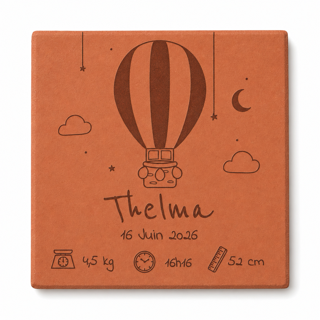 Naissance : tomette hexagonale personnalisée en terre cuite de Salernes gravée au laser, en chambre de bébé.