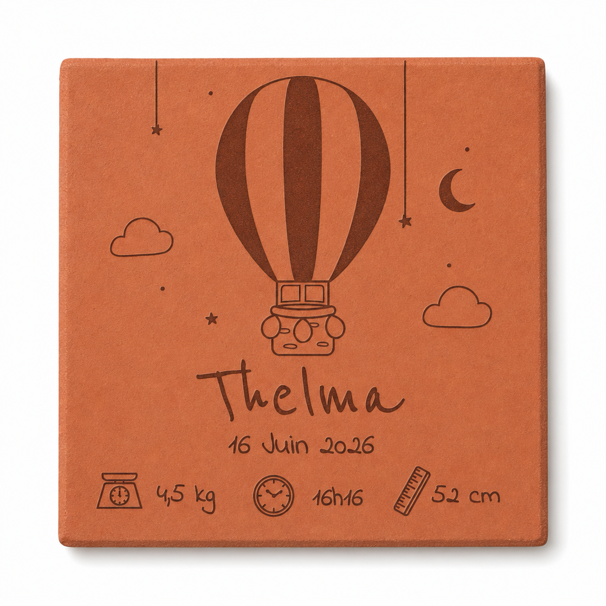 Naissance : tomette hexagonale personnalisée en terre cuite de Salernes gravée au laser, en chambre de bébé.