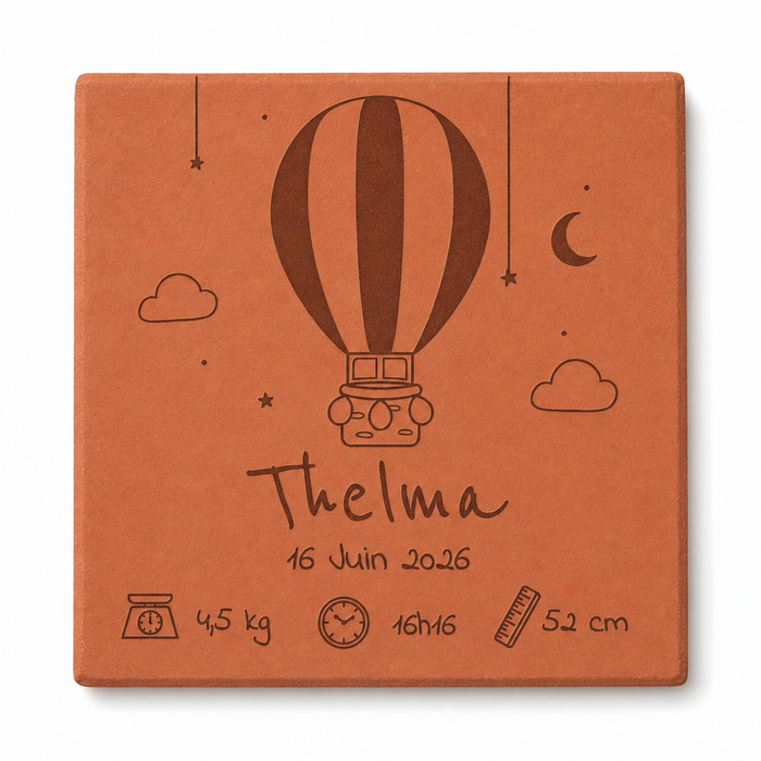 Naissance : tomette hexagonale personnalisée en terre cuite de Salernes gravée au laser, en chambre de bébé.