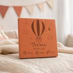 Naissance : tomette hexagonale personnalisée en terre cuite de Salernes gravée au laser, en chambre de bébé.