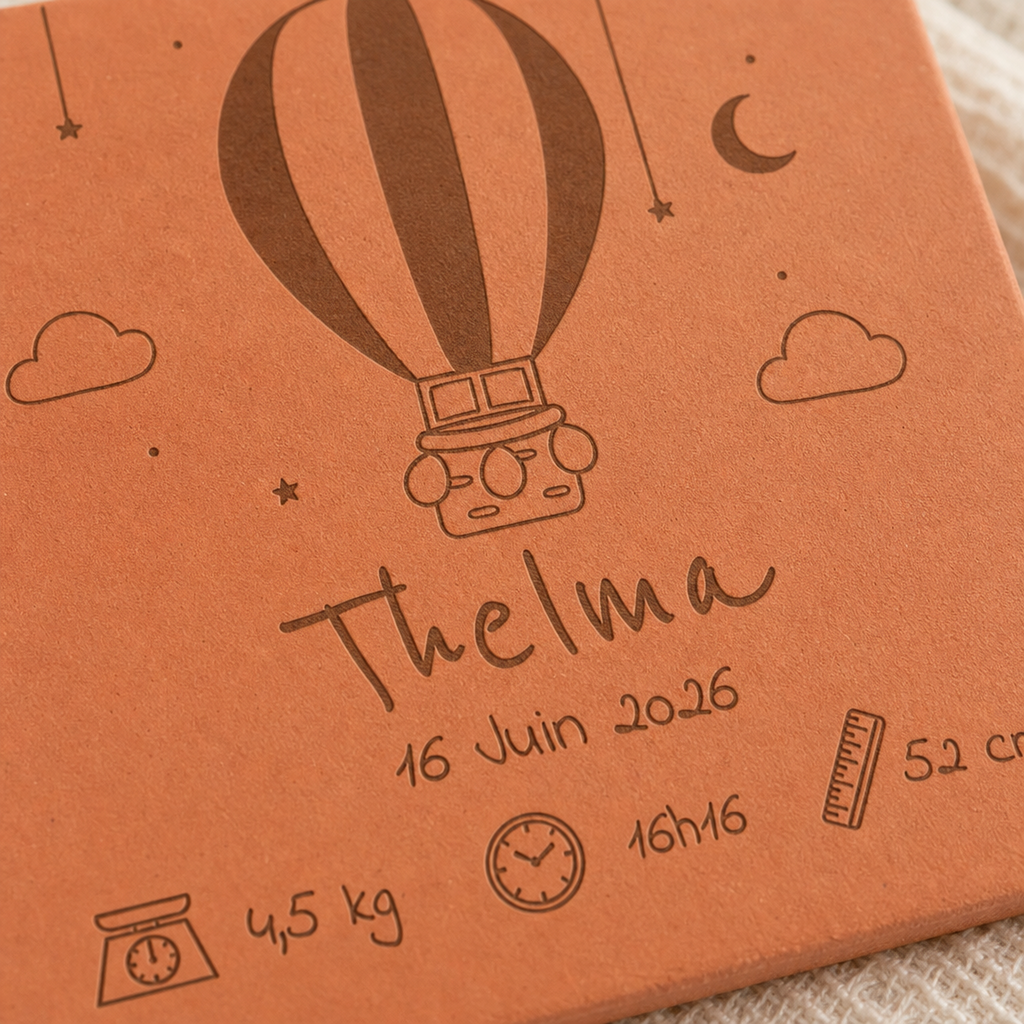 Naissance : tomette hexagonale personnalisée en terre cuite de Salernes gravée au laser, en chambre de bébé.