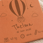 Naissance : tomette hexagonale personnalisée en terre cuite de Salernes gravée au laser, en chambre de bébé.