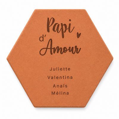 Cadeau fête des Papis : tomette hexagonale personnalisée en terre cuite de Salernes gravée au laser.