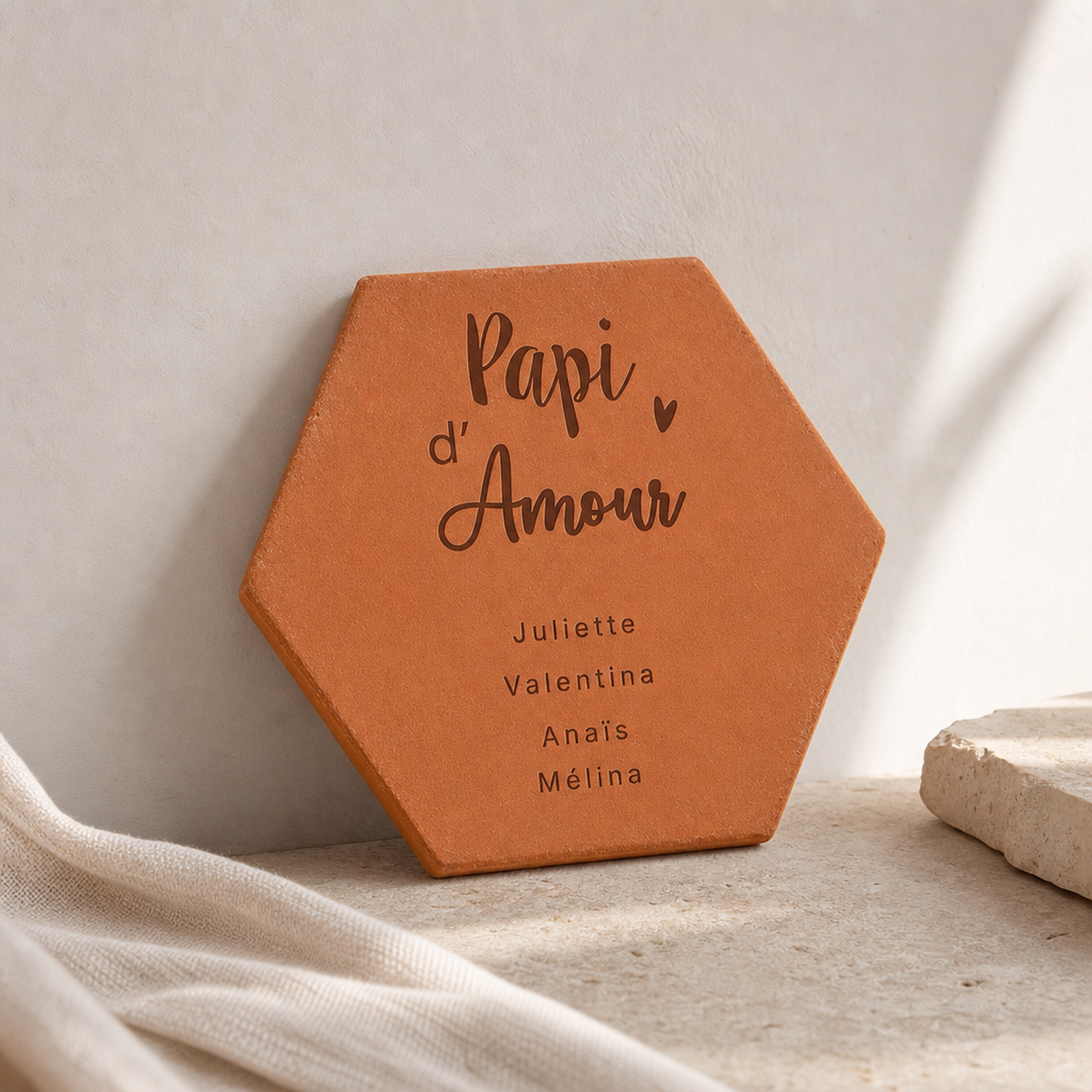 Cadeau fête des Papis : tomette hexagonale personnalisée en terre cuite de Salernes gravée au laser.