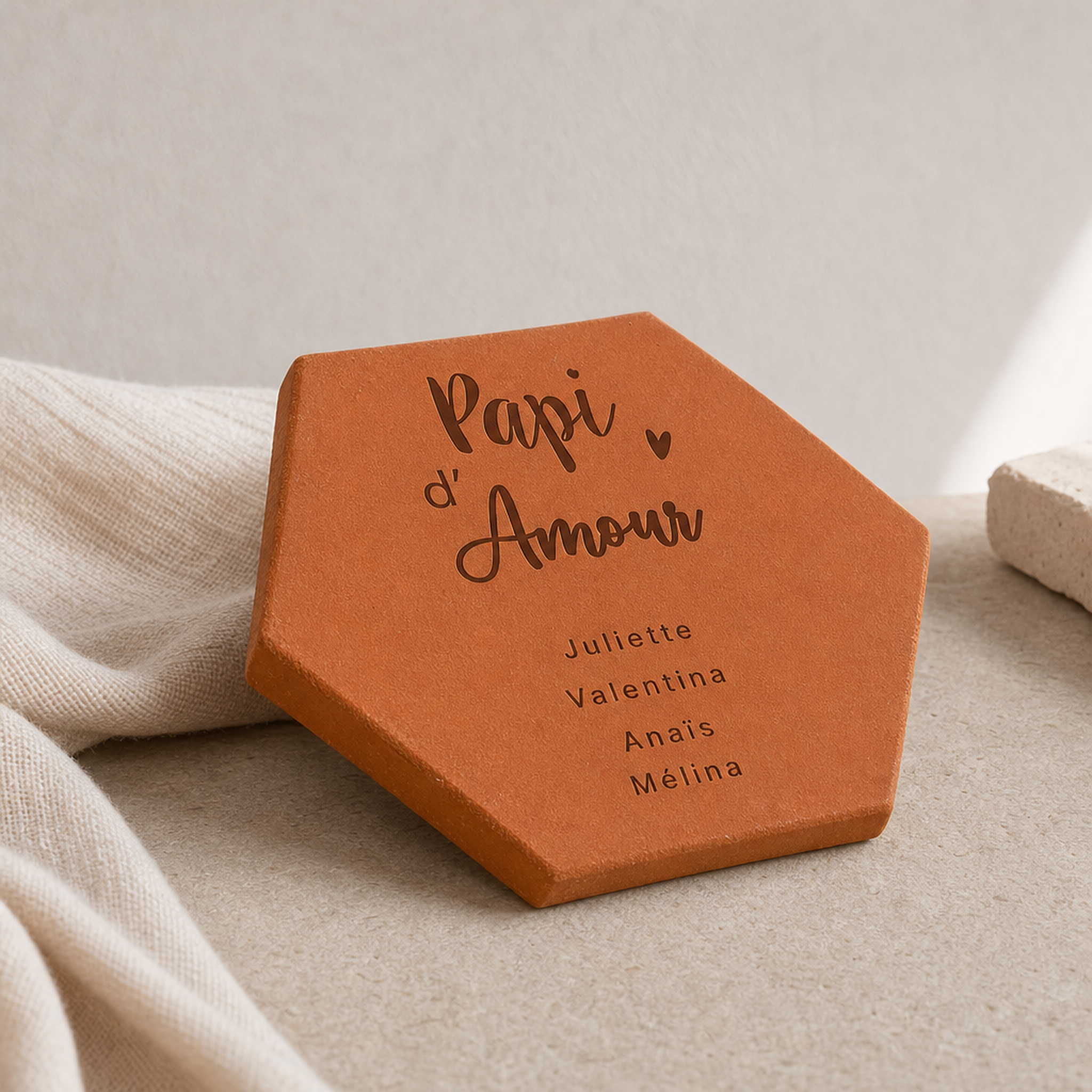 Cadeau fête des Papis : tomette hexagonale personnalisée en terre cuite de Salernes gravée au laser.