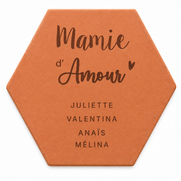 Cadeau mamie avec tomette hexagonale personnalisée, terre cuite de Salernes gravée au laser.