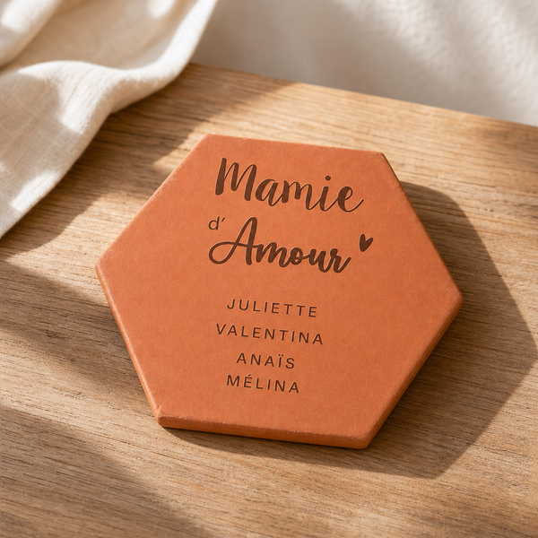 Cadeau mamie avec tomette hexagonale personnalisée, terre cuite de Salernes gravée au laser.
