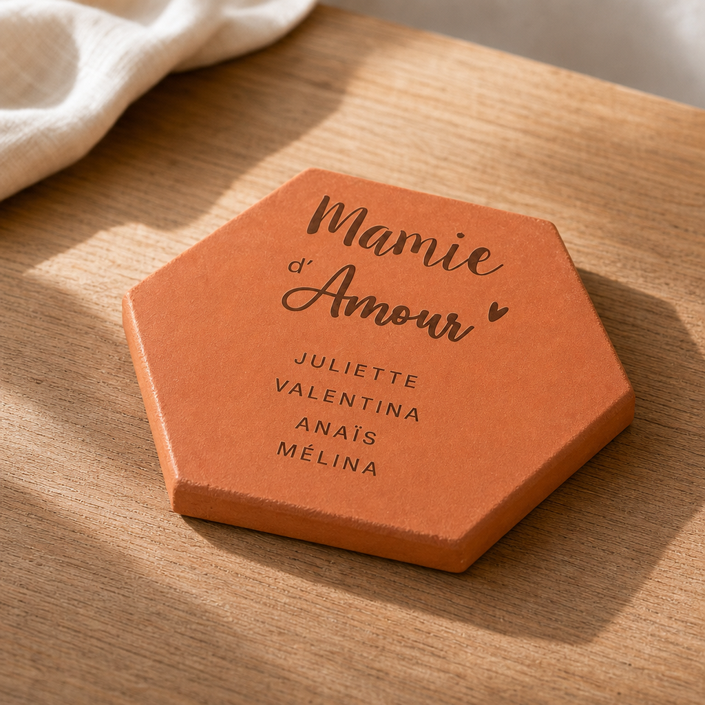 Cadeau mamie avec tomette hexagonale personnalisée, terre cuite de Salernes gravée au laser.