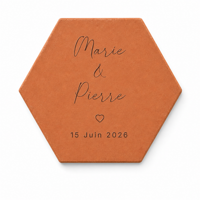 Mariage : tomette hexagonale personnalisée, terre cuite de Salernes gravée au laser, décor épuré.