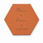 Mariage : tomette hexagonale personnalisée, terre cuite de Salernes gravée au laser, décor épuré.