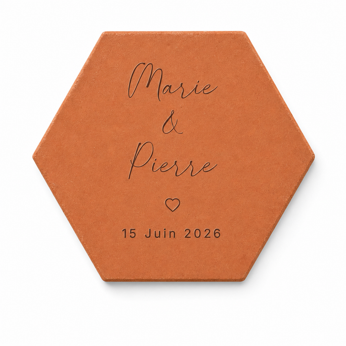 Mariage : tomette hexagonale personnalisée, terre cuite de Salernes gravée au laser, décor épuré.