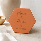 Mariage : tomette hexagonale personnalisée, terre cuite de Salernes gravée au laser, décor épuré.