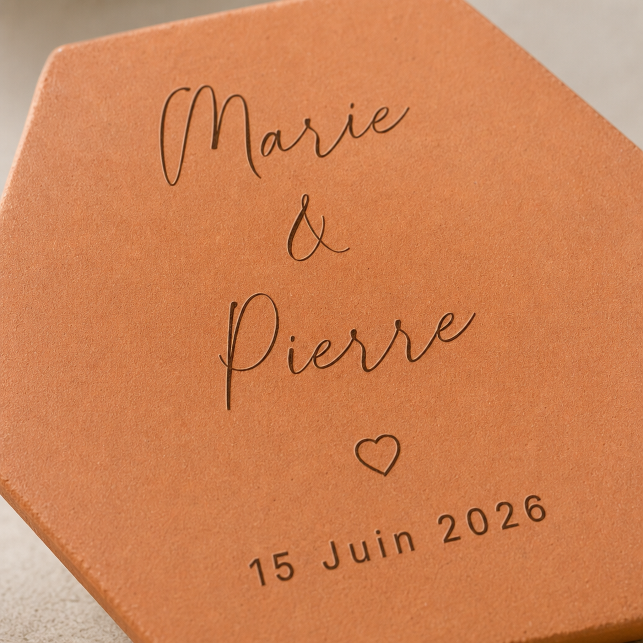 Mariage : tomette hexagonale personnalisée, terre cuite de Salernes gravée au laser, décor épuré.