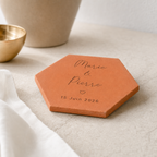 Mariage : tomette hexagonale personnalisée, terre cuite de Salernes gravée au laser, décor épuré.