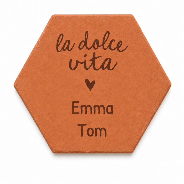 Cadeau mariage personnalisé : tomette hexagonale personnalisée, terre cuite de Salernes gravée au laser.