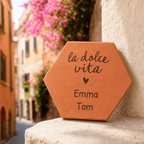 Cadeau mariage personnalisé : tomette hexagonale personnalisée, terre cuite de Salernes gravée au laser.