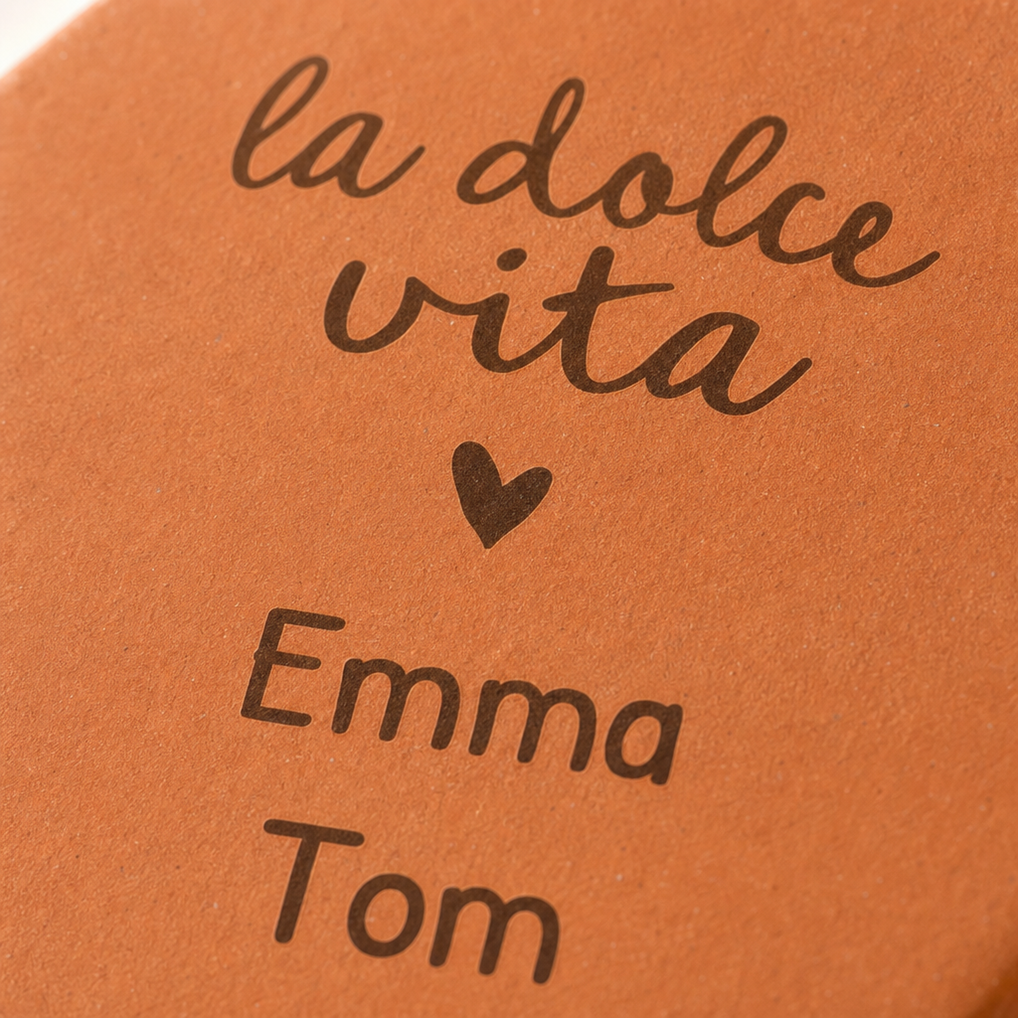 Cadeau mariage personnalisé : tomette hexagonale personnalisée, terre cuite de Salernes gravée au laser.