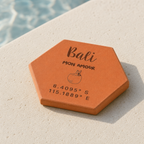 Souvenir de voyage pour une occasion chère, tomette hexagonale personnalisée, terre cuite de Salernes gravée au laser.